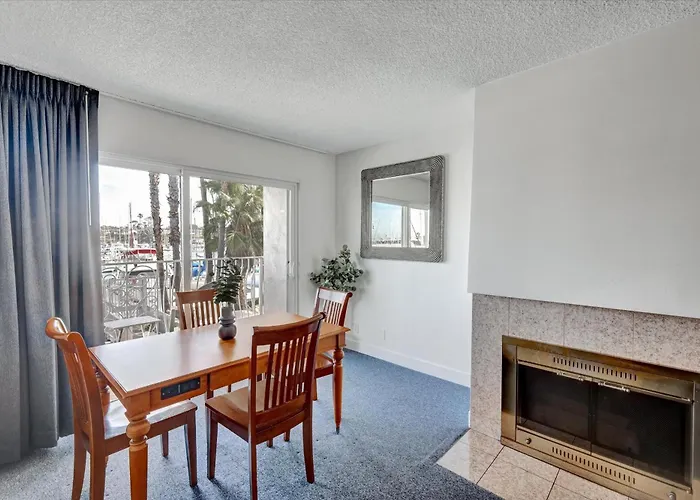 Oceanside Marina Suites - A Waterfront Hotel
